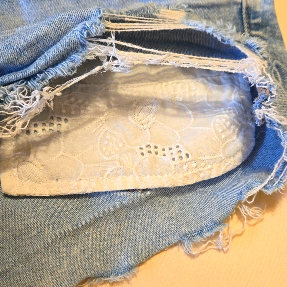 American Eagle Shortie with Eyelet Pockets - Picture 4 of 5